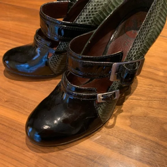 Modern Vintage shoe, Black patent and green snake, EUC, Sz 39, 4 in. heel, . - Picture 10 of 16
